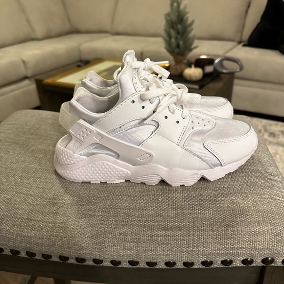 Nike Air Women’s Huarache in White/Platinum - Picture 1 of 6